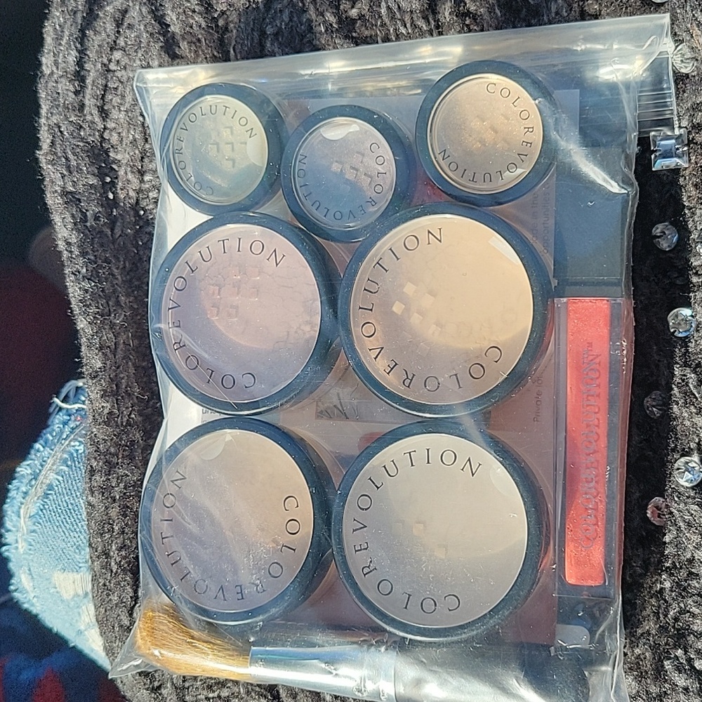 Brand new 10 piece set with an eyeshadow brush and a powder brush.